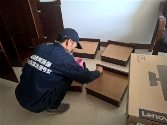 南宫集团加拿大28-ng相信品牌的力量-ng28相信品牌的力量-南宫28在线登录网页版-南宫28注册入口-南宫ng28注册平台入口-ng28娱乐注册入口官方-ng28电子游戏官网入口技术人员正在对甲醛释放源进行深度处理